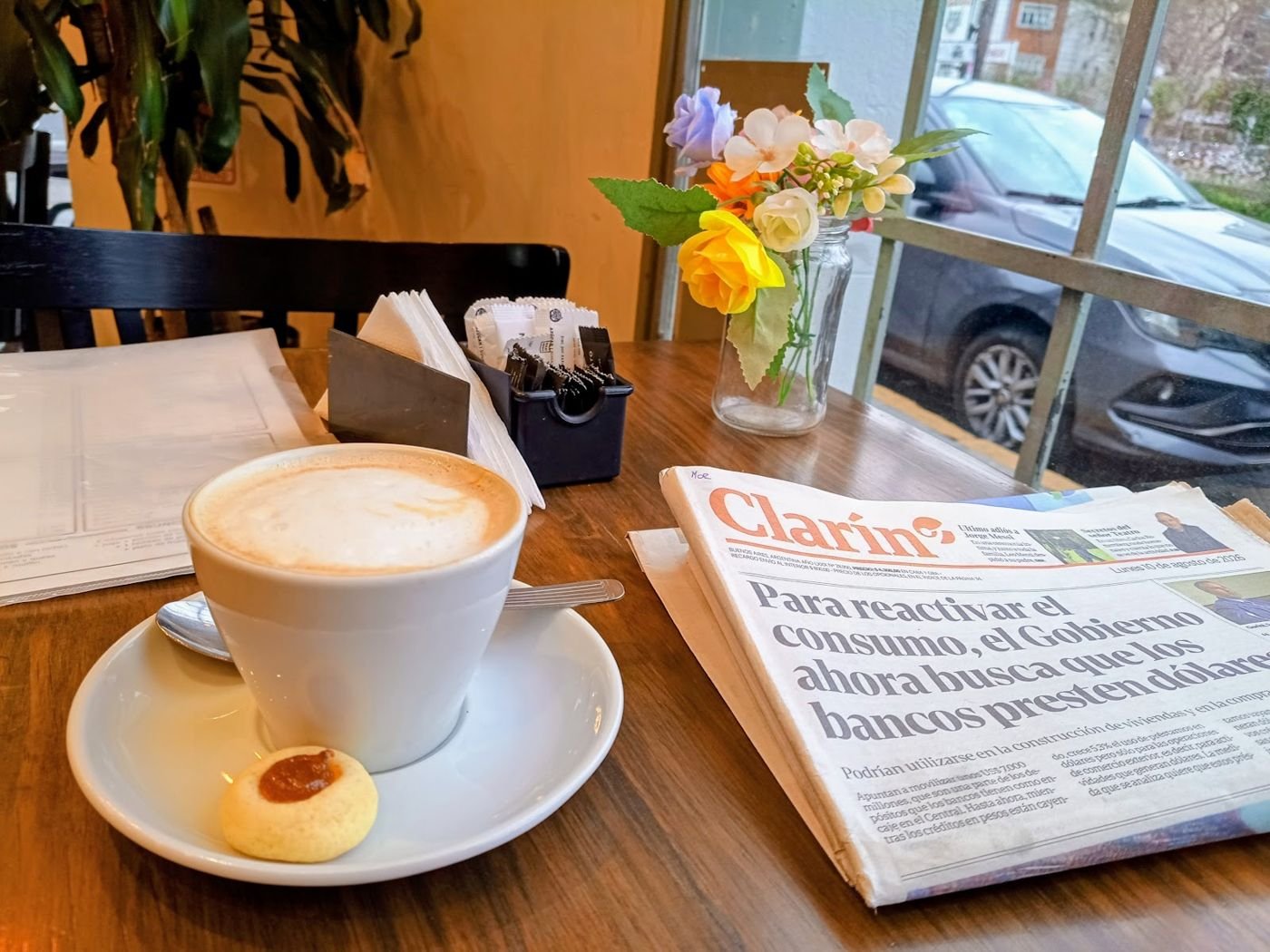 Café con leche con un alfajorcito al lado
