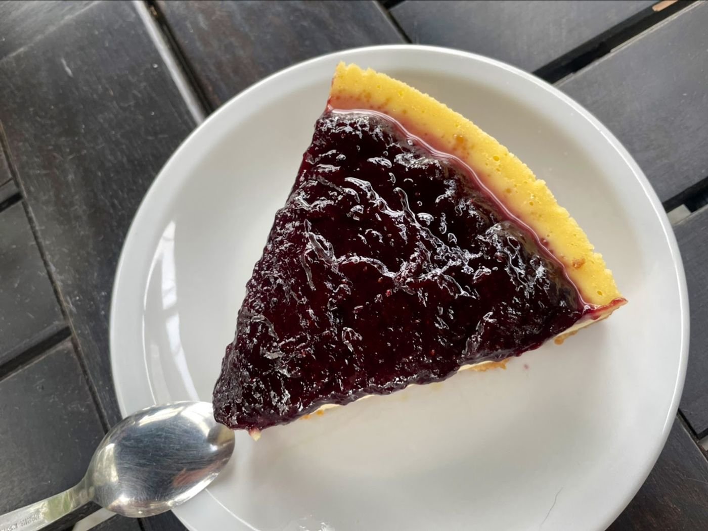 Porción de tarta de frutos rojos