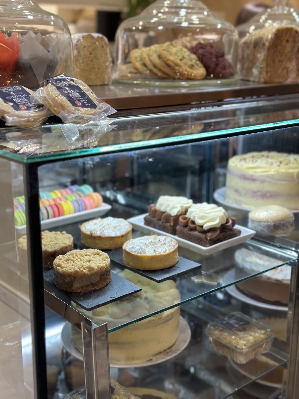 Vitrina con tortas, macarons y budines